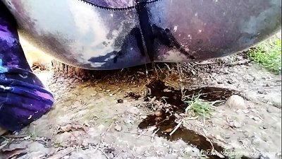 거리에서 오줌 싸기! LilKiwwiMonster가 팬티를 적시고 흙에 오줌을 누는 것을 지켜보세요!